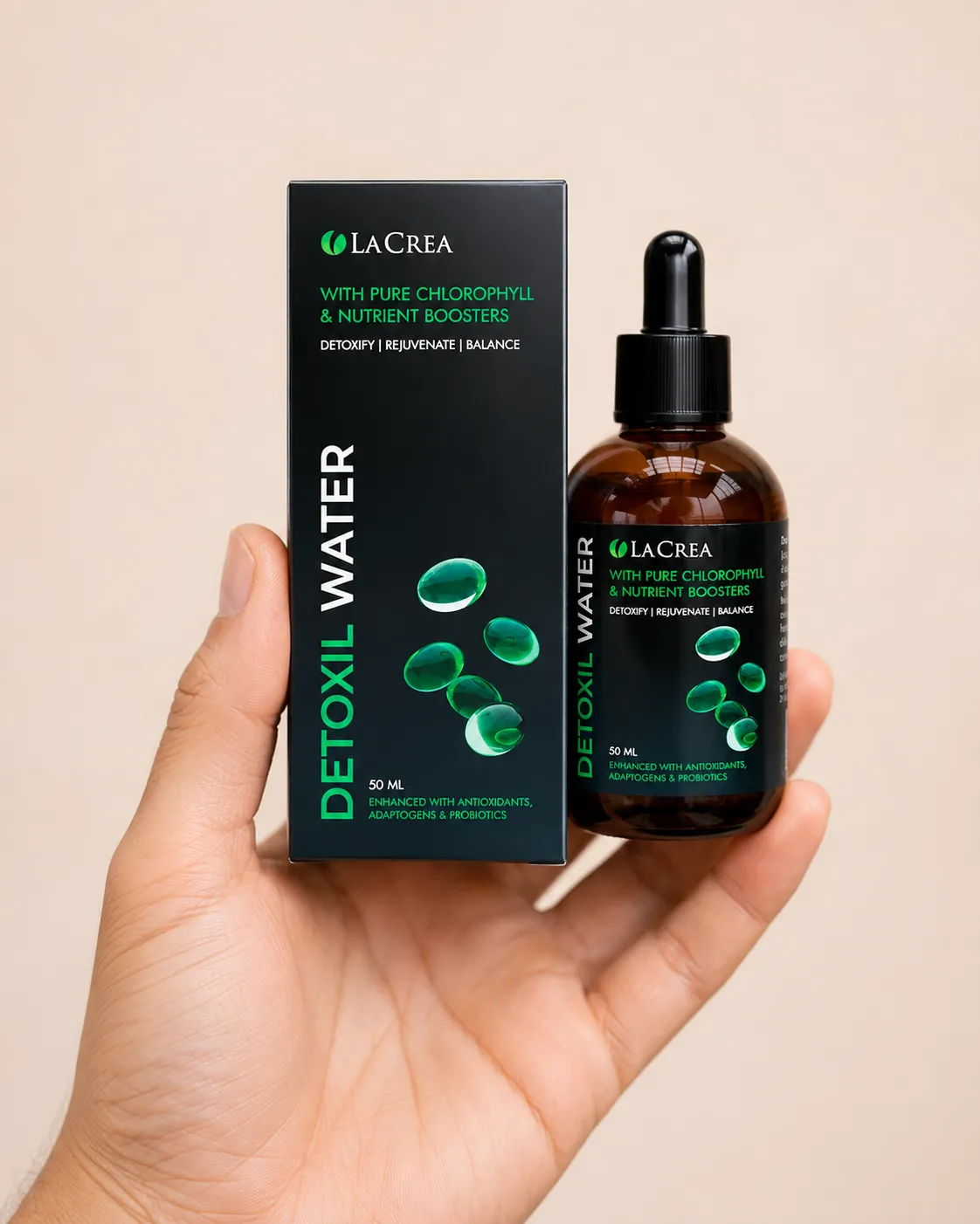 Detoxil Water Liver — opakowanie w dłoni